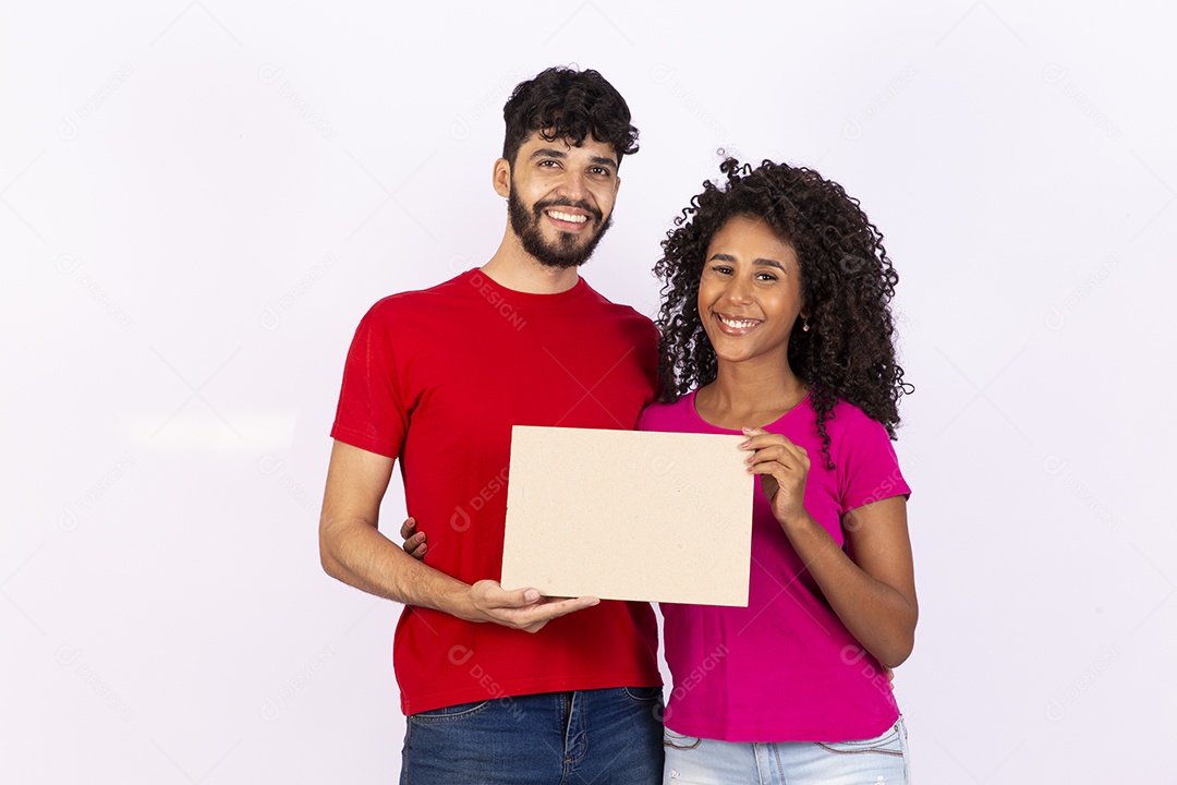 Lindo casal feliz e apaixonados sobre fundo isolado