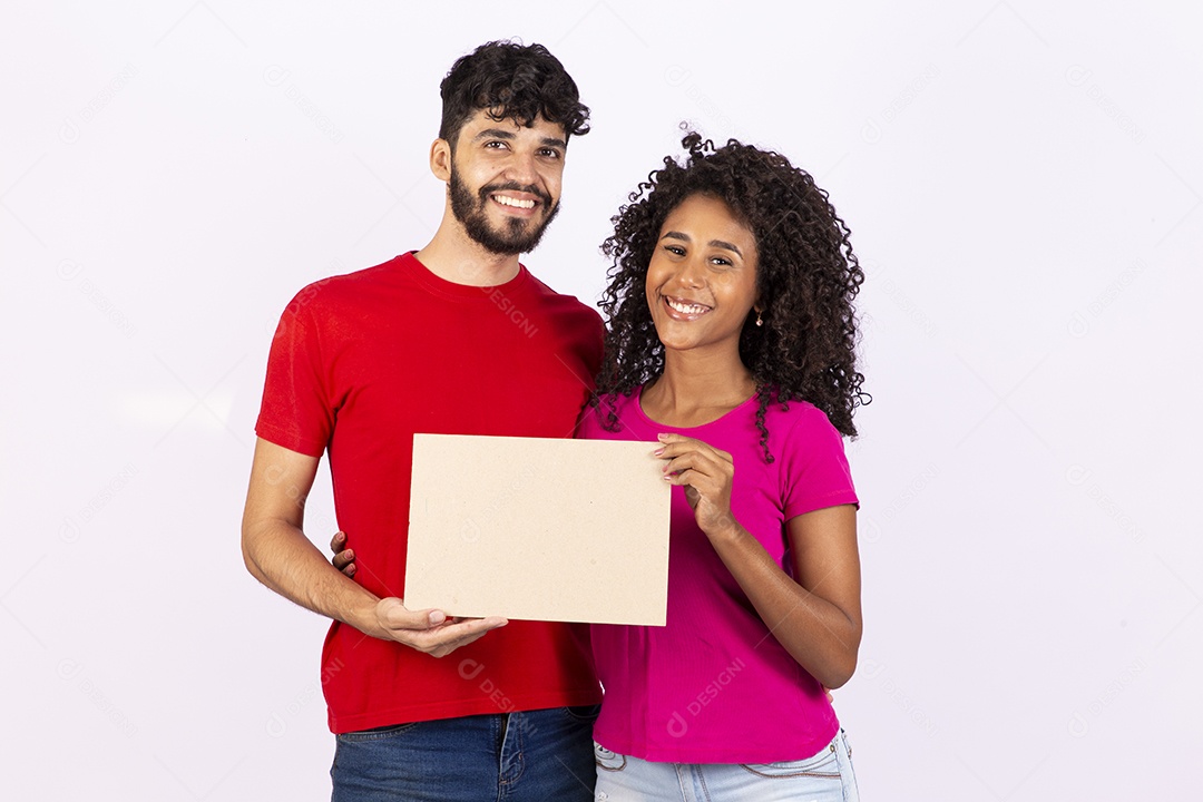 Lindo casal feliz e apaixonados sobre fundo isolado