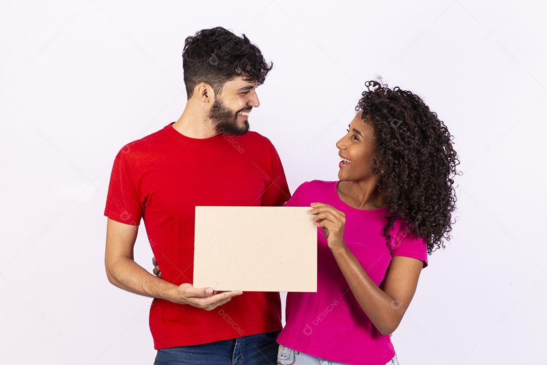 Lindo casal feliz e apaixonados sobre fundo isolado