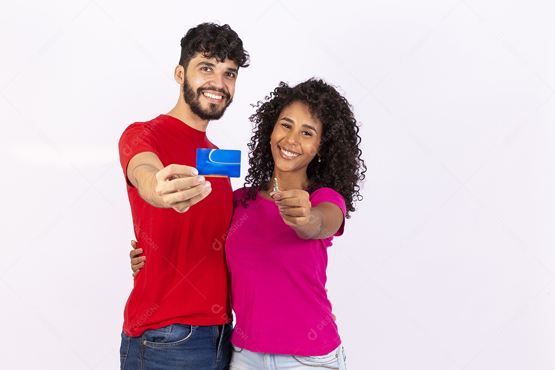 Lindo casal feliz e apaixonados sobre fundo isolado