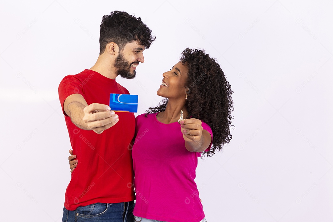 Lindo casal feliz e apaixonados sobre fundo isolado