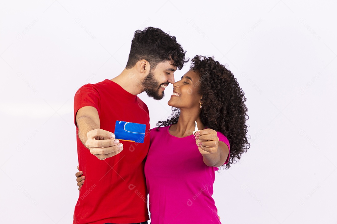 Lindo casal feliz e apaixonados sobre fundo isolado