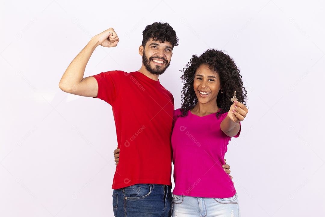 Lindo casal feliz e apaixonados sobre fundo isolado