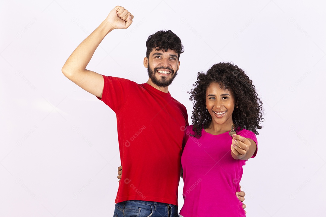 Lindo casal feliz e apaixonados sobre fundo isolado
