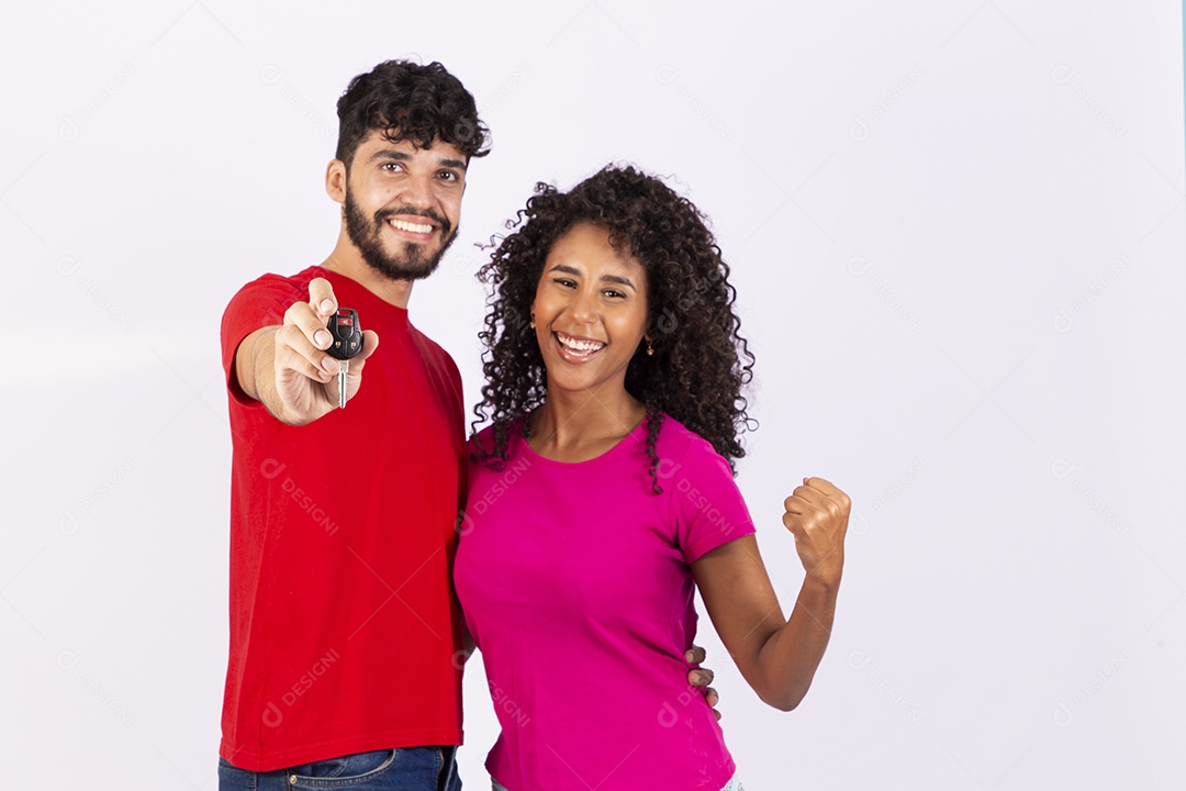 Lindo casal feliz e apaixonados sobre fundo isolado