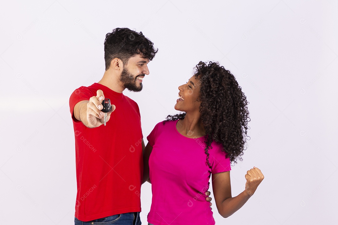 Lindo casal feliz e apaixonados sobre fundo isolado