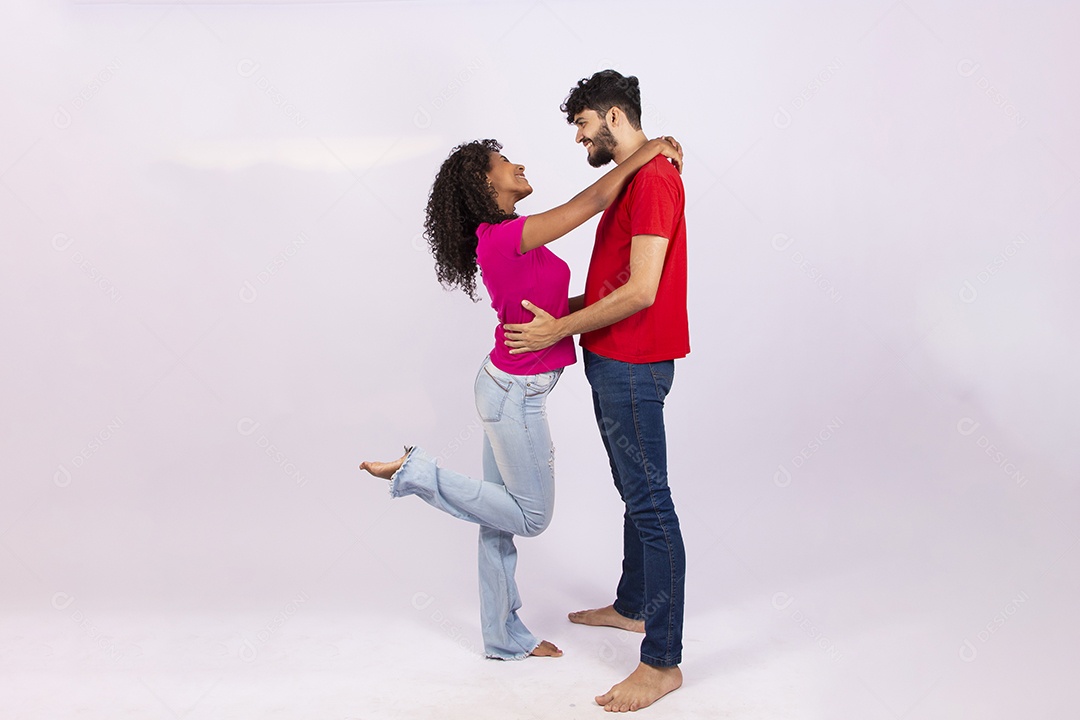 Lindo casal feliz e apaixonados sobre fundo isolado