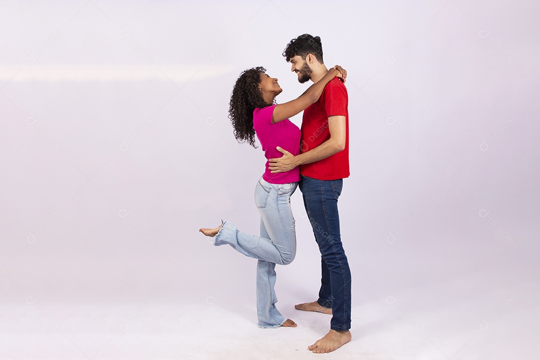 Lindo casal feliz e apaixonados sobre fundo isolado