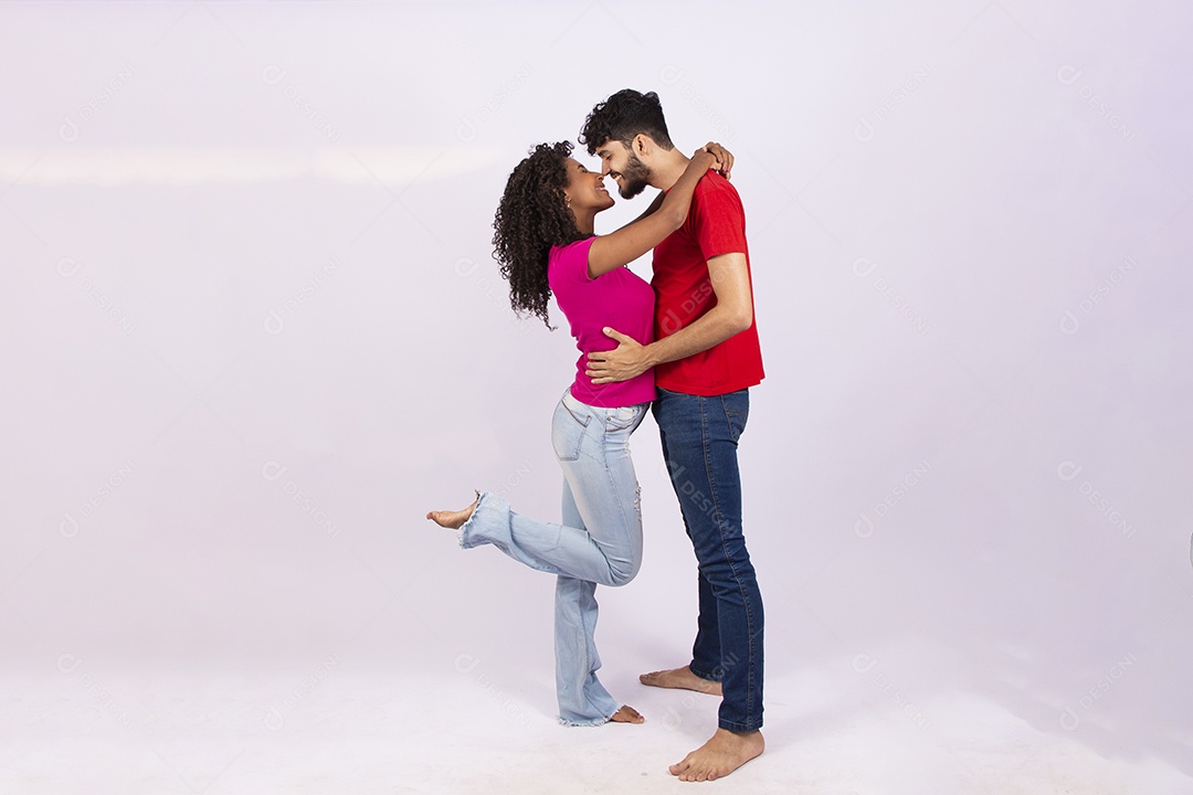 Lindo casal feliz e apaixonados sobre fundo isolado