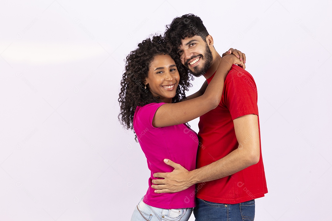 Lindo casal feliz e apaixonados sobre fundo isolado