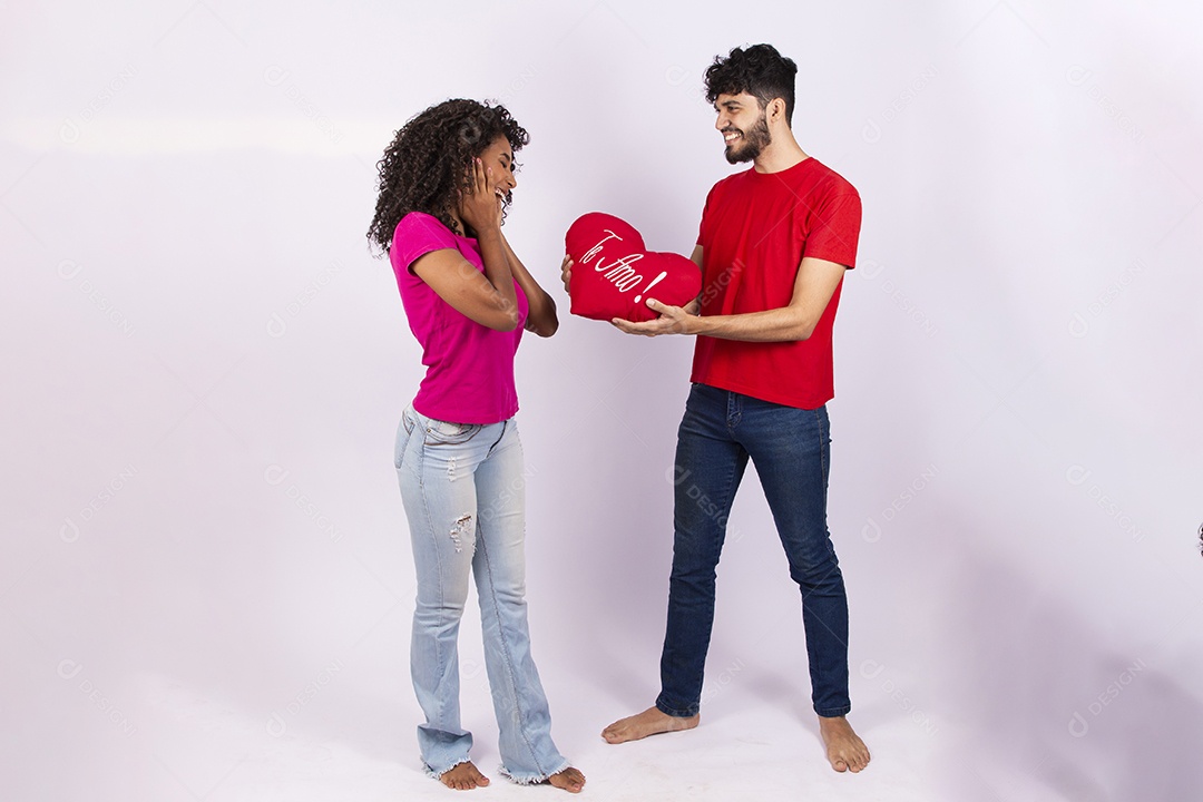Lindo casal feliz e apaixonados sobre fundo isolado