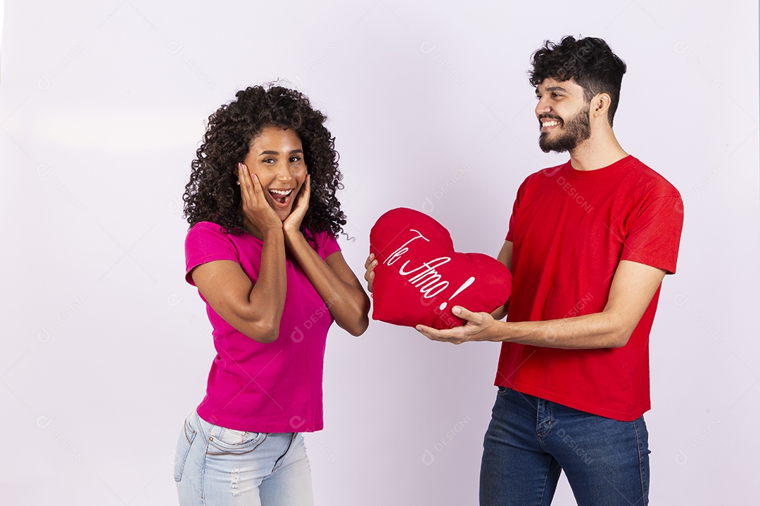 Lindo casal feliz e apaixonados sobre fundo isolado