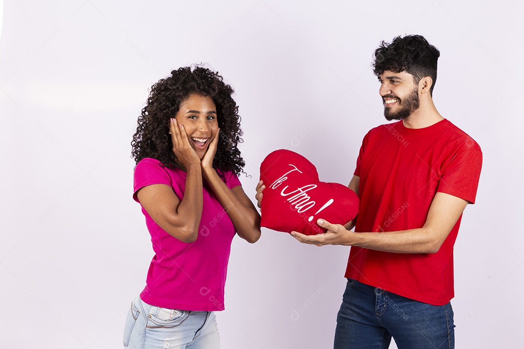 Lindo casal feliz e apaixonados sobre fundo isolado