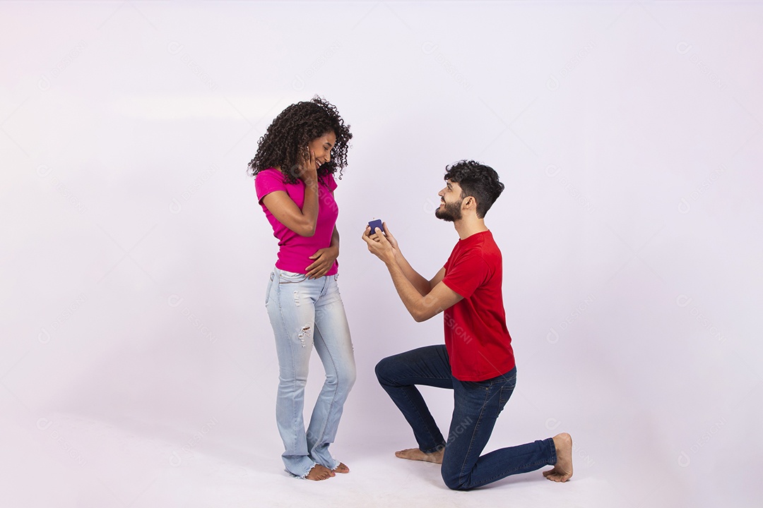 Lindo casal feliz e apaixonados sobre fundo isolado