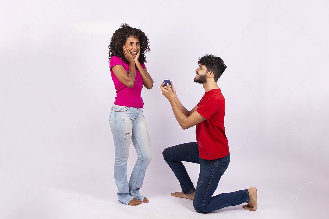 Lindo casal feliz e apaixonados sobre fundo isolado