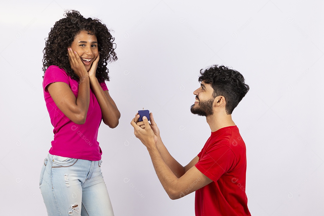 Lindo casal feliz e apaixonados sobre fundo isolado