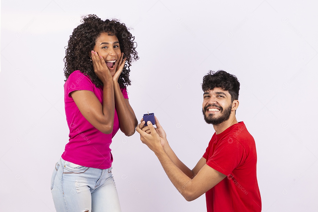 Lindo casal feliz e apaixonados sobre fundo isolado