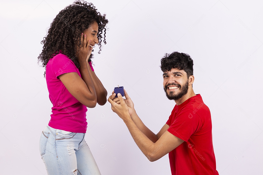 Lindo casal feliz e apaixonados sobre fundo isolado