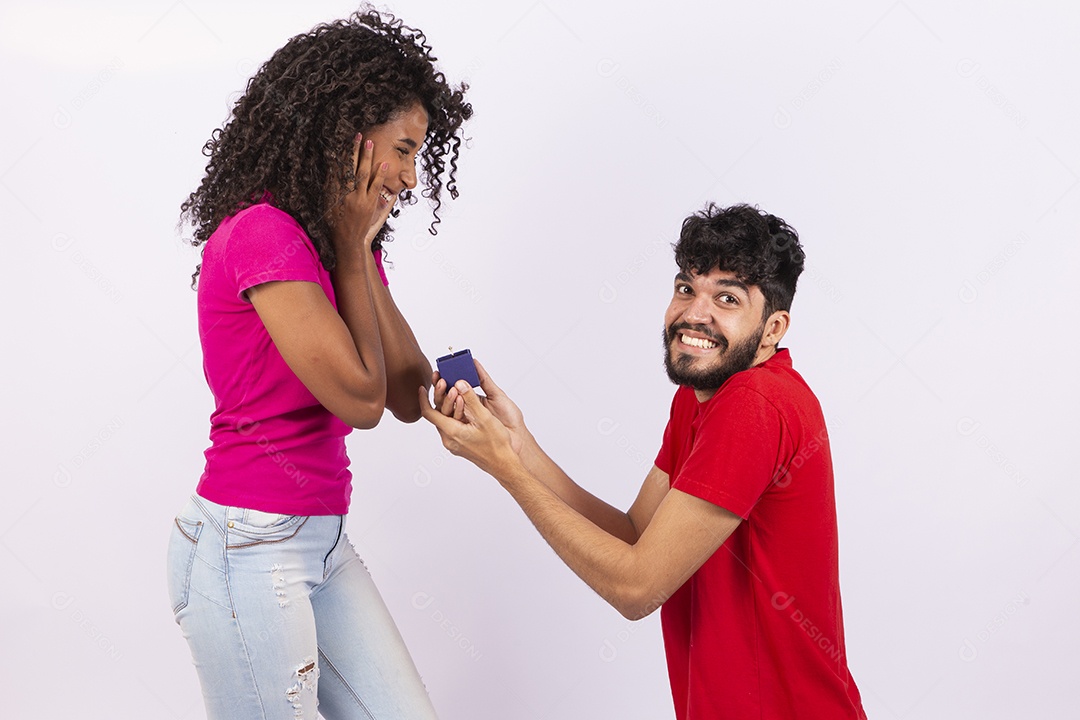 Lindo casal feliz e apaixonados sobre fundo isolado