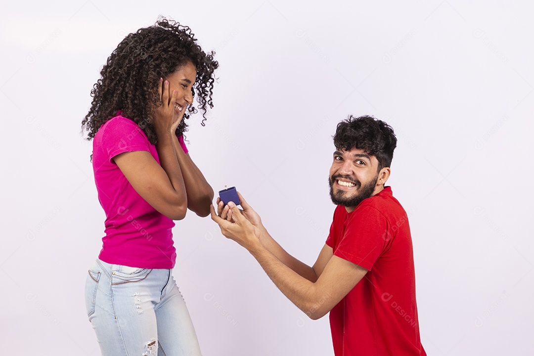 Lindo casal feliz e apaixonados sobre fundo isolado