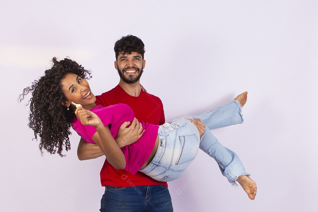 Lindo casal feliz e apaixonados sobre fundo isolado
