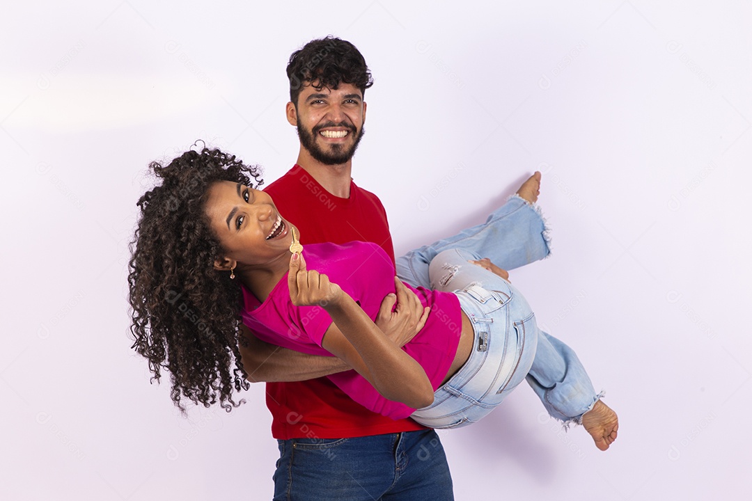 Lindo casal feliz e apaixonados sobre fundo isolado