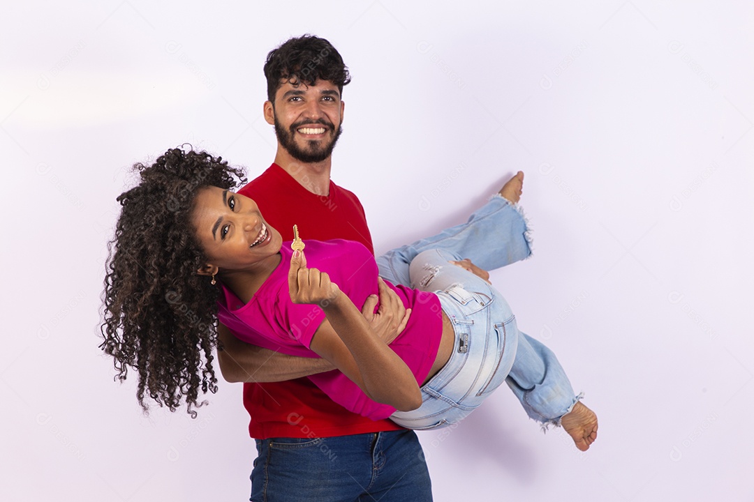 Lindo casal feliz e apaixonados sobre fundo isolado