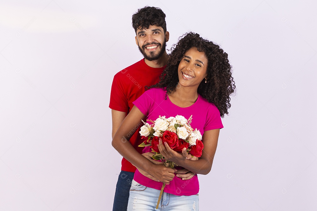 Lindo casal feliz e apaixonados sobre fundo isolado