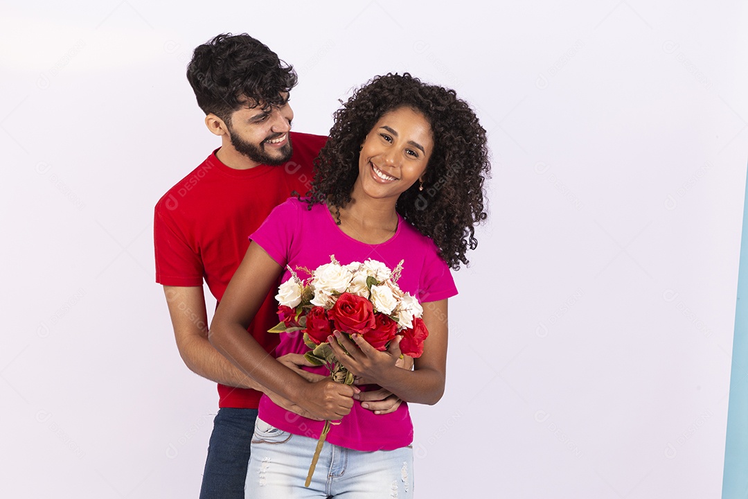 Lindo casal feliz e apaixonados sobre fundo isolado