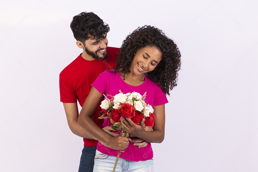 Lindo casal feliz e apaixonados sobre fundo isolado