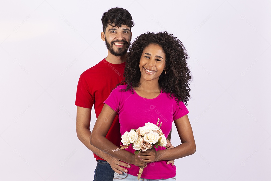 Lindo casal feliz e apaixonados sobre fundo isolado