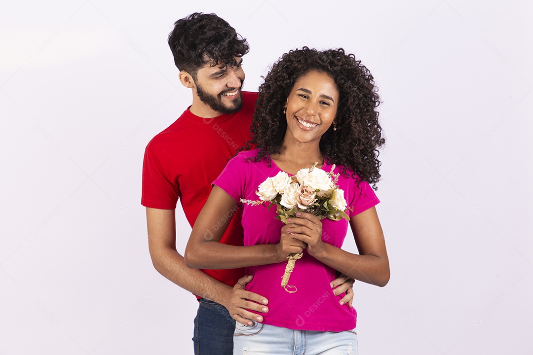 Lindo casal feliz e apaixonados sobre fundo isolado