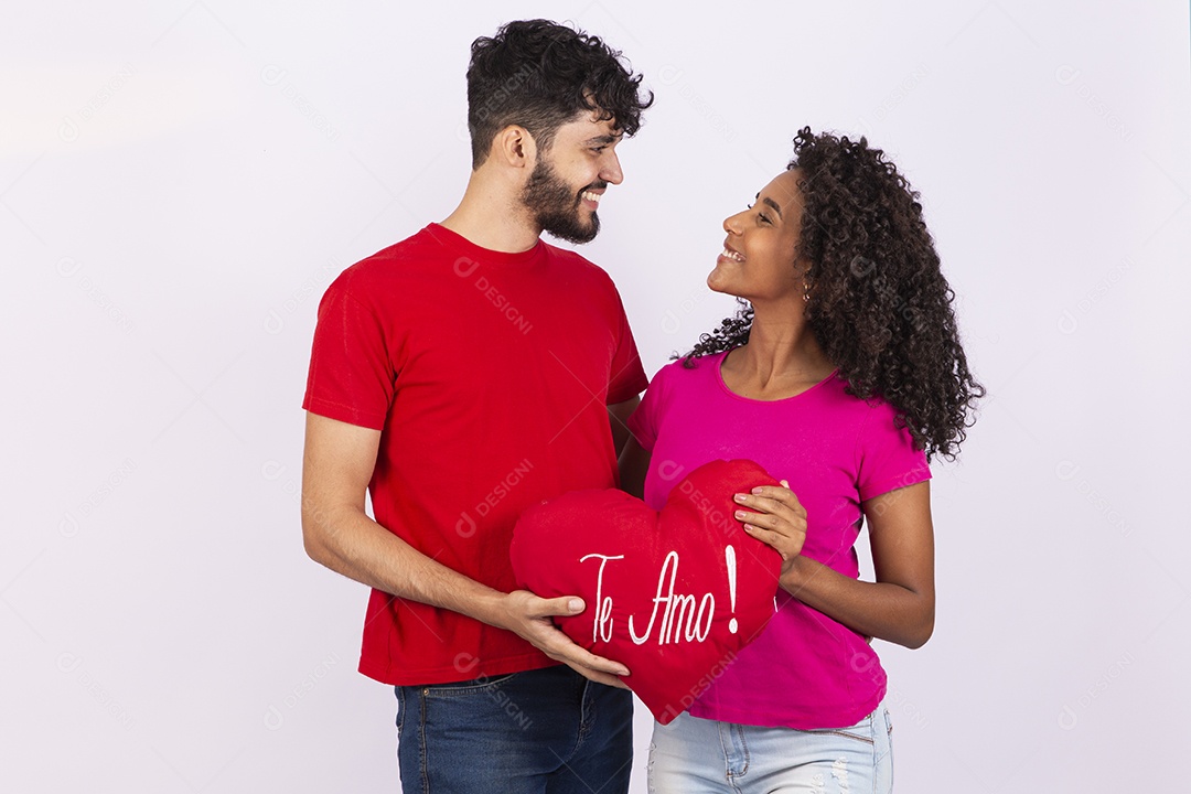 Lindo casal feliz e apaixonados sobre fundo isolado