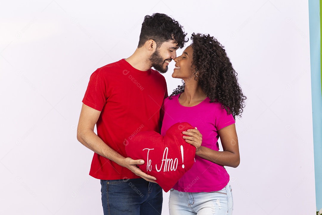 Lindo casal feliz e apaixonados sobre fundo isolado