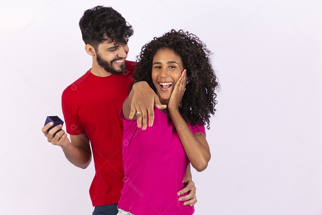 Lindo casal feliz e apaixonados sobre fundo isolado