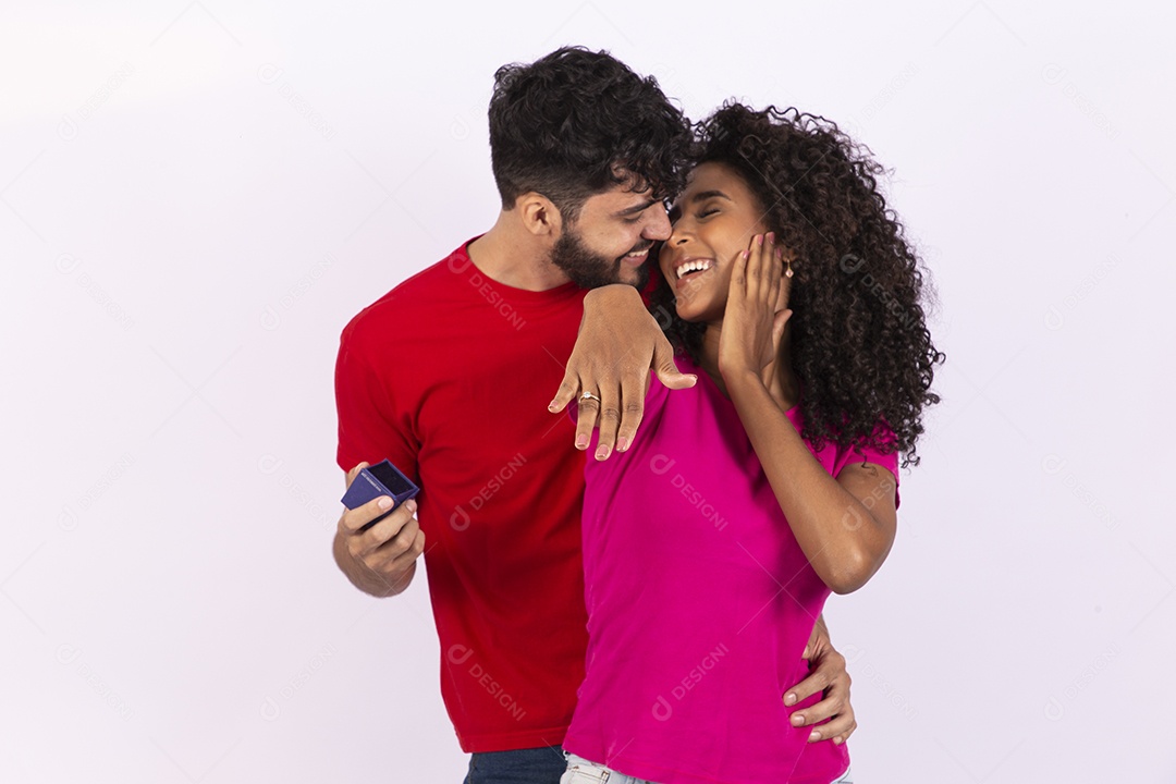 Lindo casal feliz e apaixonados sobre fundo isolado