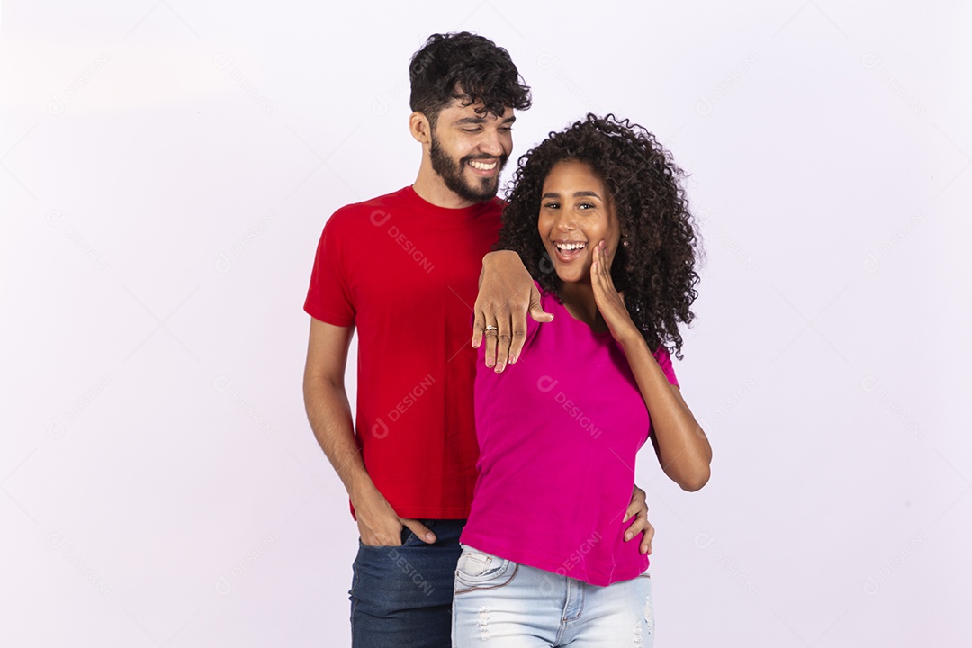 Lindo casal feliz e apaixonados sobre fundo isolado