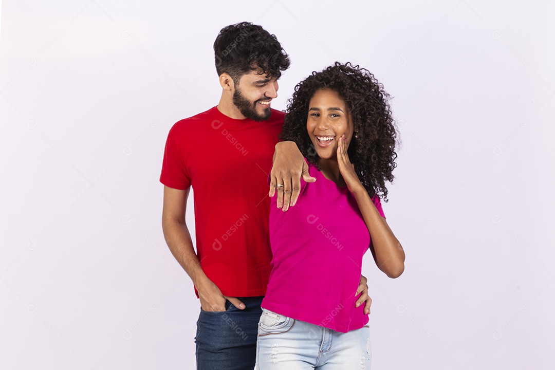 Lindo casal feliz e apaixonados sobre fundo isolado