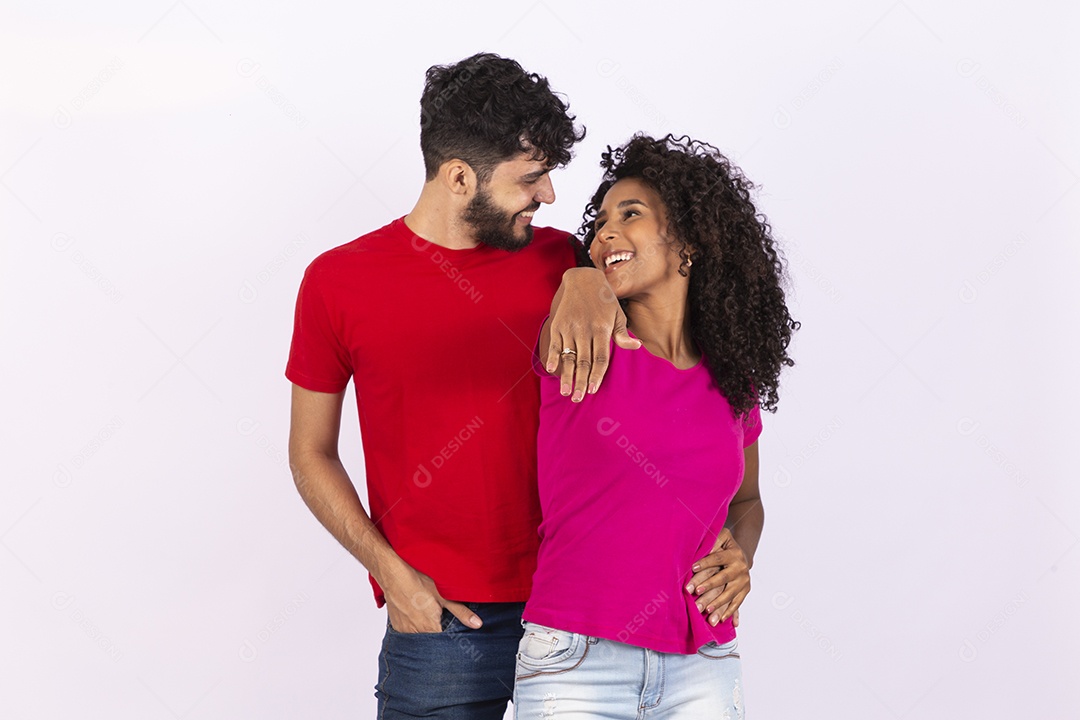 Lindo casal feliz e apaixonados sobre fundo isolado