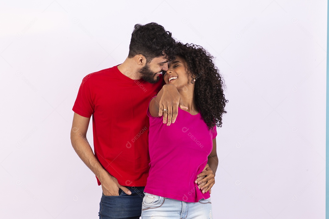 Lindo casal feliz e apaixonados sobre fundo isolado