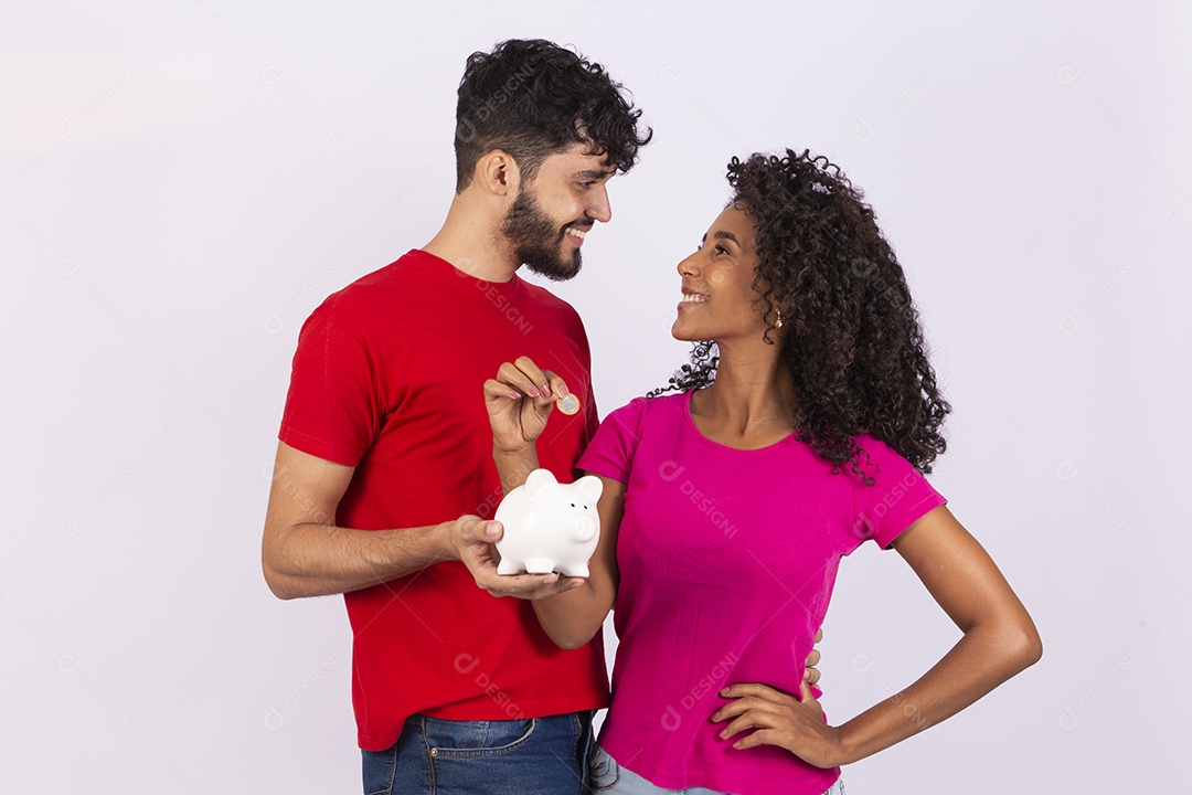 Lindo casal feliz e apaixonados sobre fundo isolado