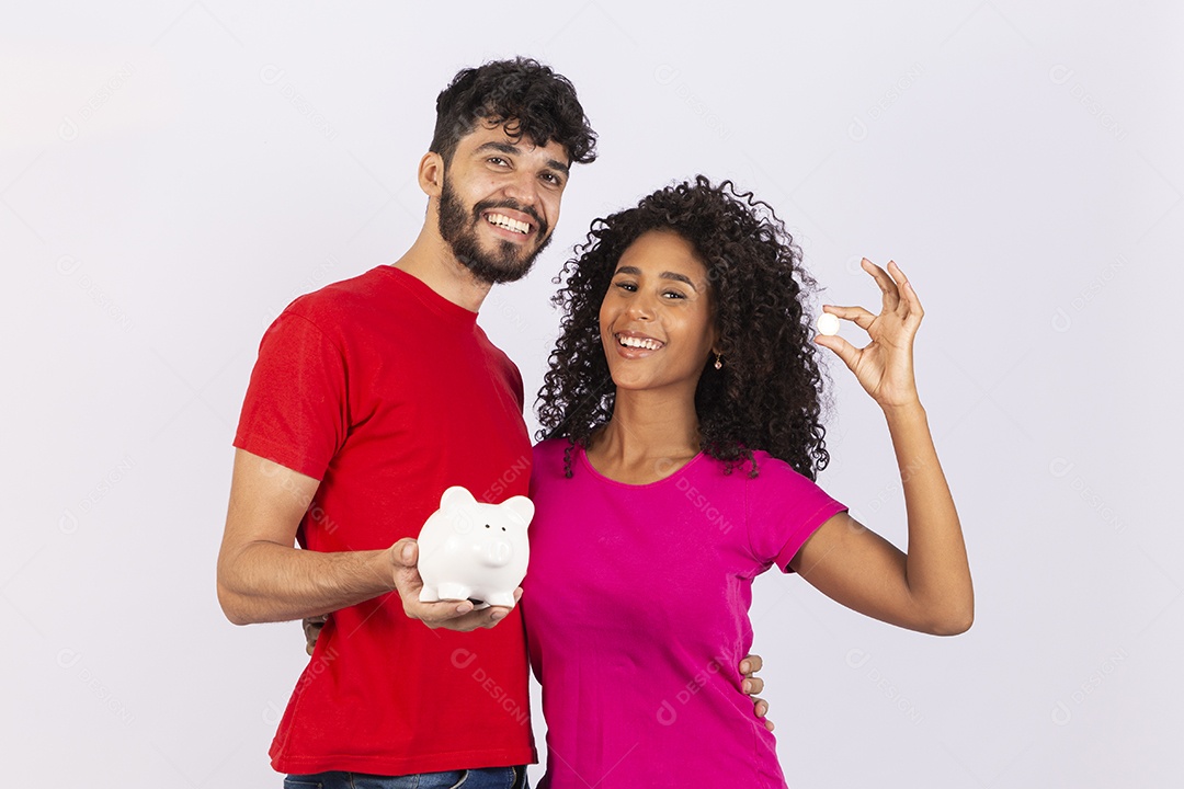 Lindo casal feliz e apaixonados sobre fundo isolado
