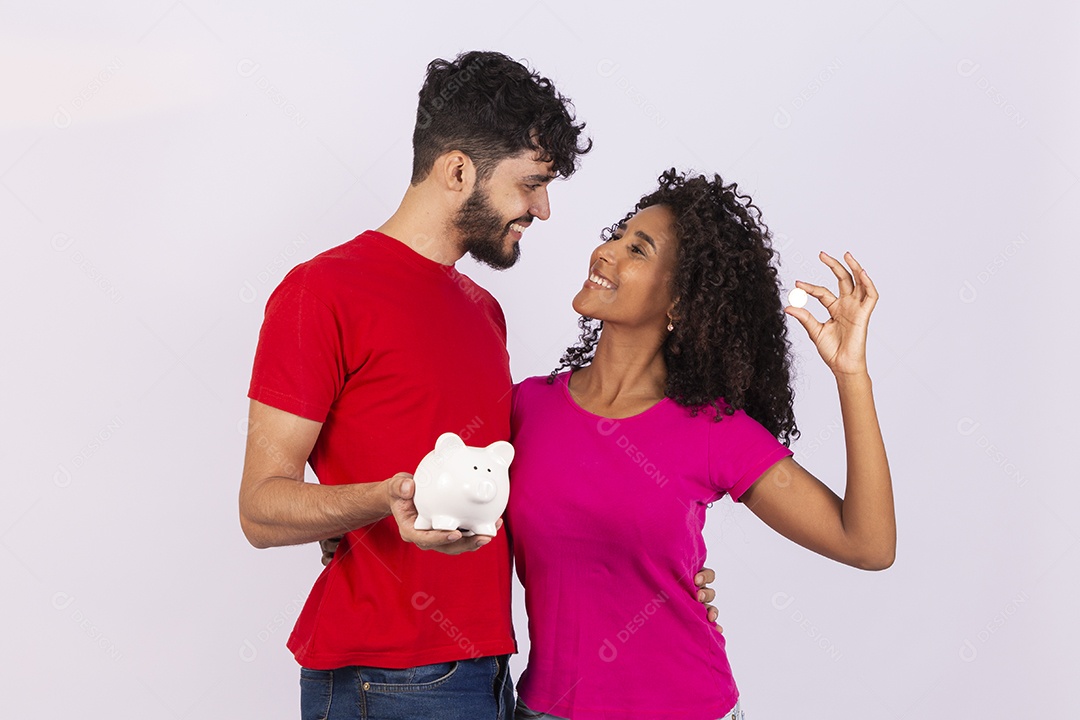 Lindo casal feliz e apaixonados sobre fundo isolado