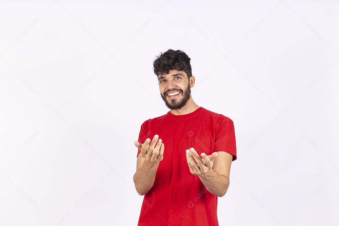 Homem jovem garoto barbudo sobre fundo isolado