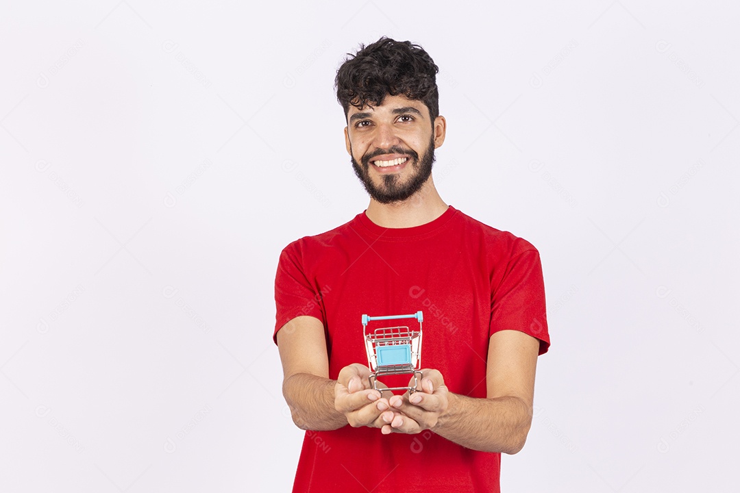 Homem jovem garoto segurando carrinho de compras