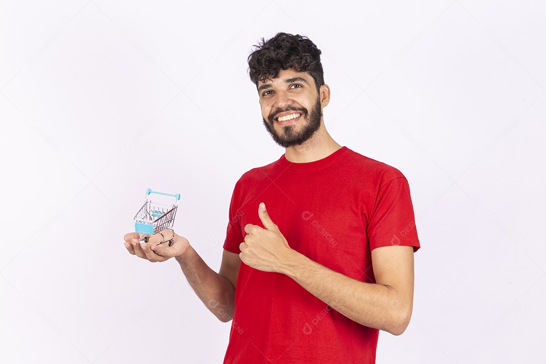 Homem jovem garoto segurando carrinho de compras