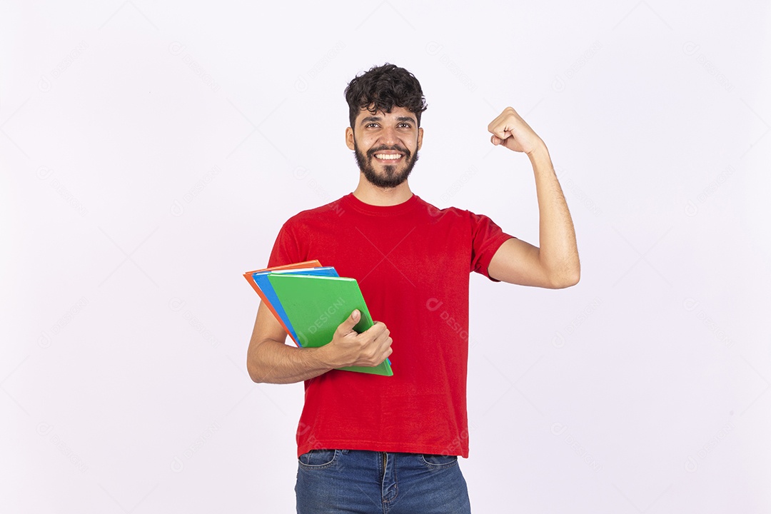 Homem jovem garoto barbudo segurando cadernos materiais escolar