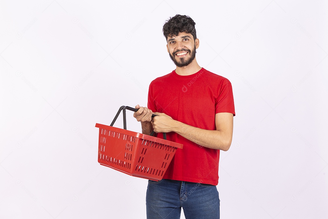 Homem jovem garoto barbudo segurando cesta de mercado