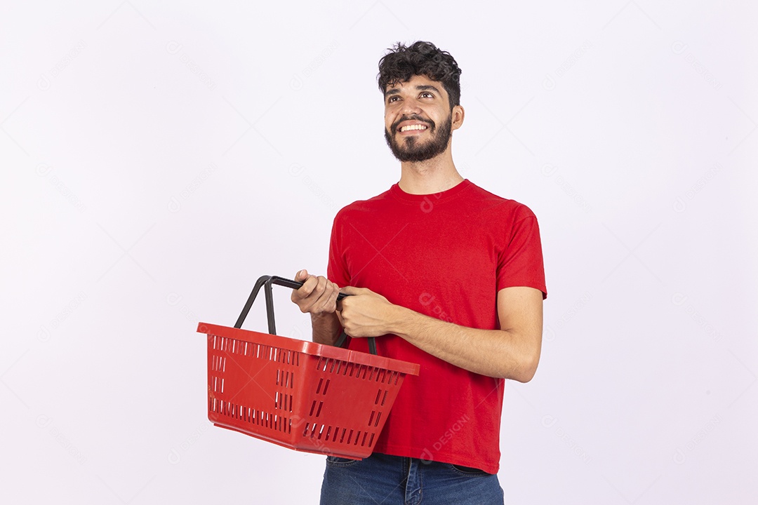 Homem jovem garoto barbudo segurando cesta de mercado