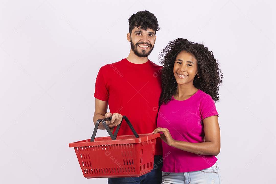 Lindo casal feliz e apaixonados sobre fundo isolado